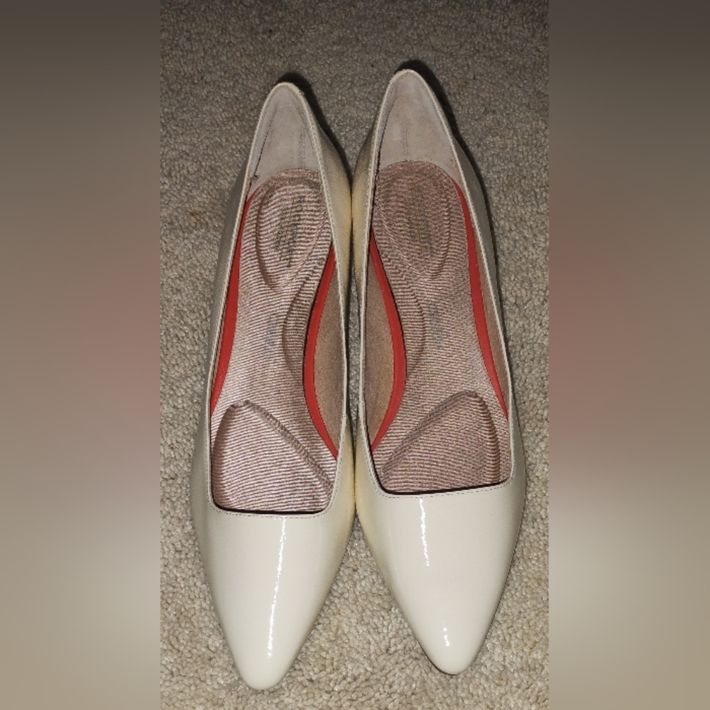 Rockport Gracie Vanilla Patent leather pumps. 10M New Without Box.